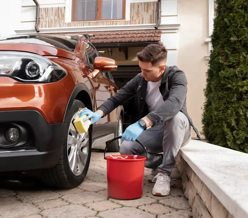 Lavage auto à domicile Lillebonne : professionnel intervenant sur un véhicule